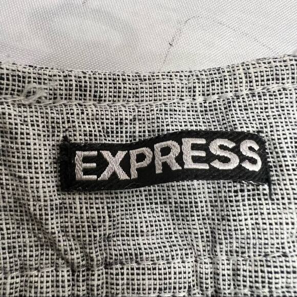 Express Shorts 4 - Picture 3 of 5
